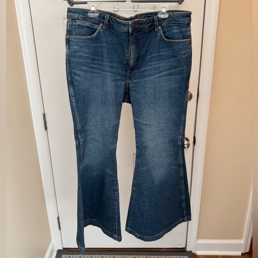 THE WRANGLER RETRO® PREMIUM JEAN: WOMEN'S HIGH RISE TRUMPET FLARE IN JAN